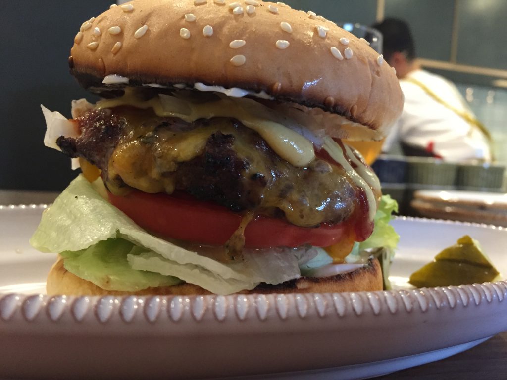 CACTUS BURGER 仙川のレッドチェダーチーズバーガー