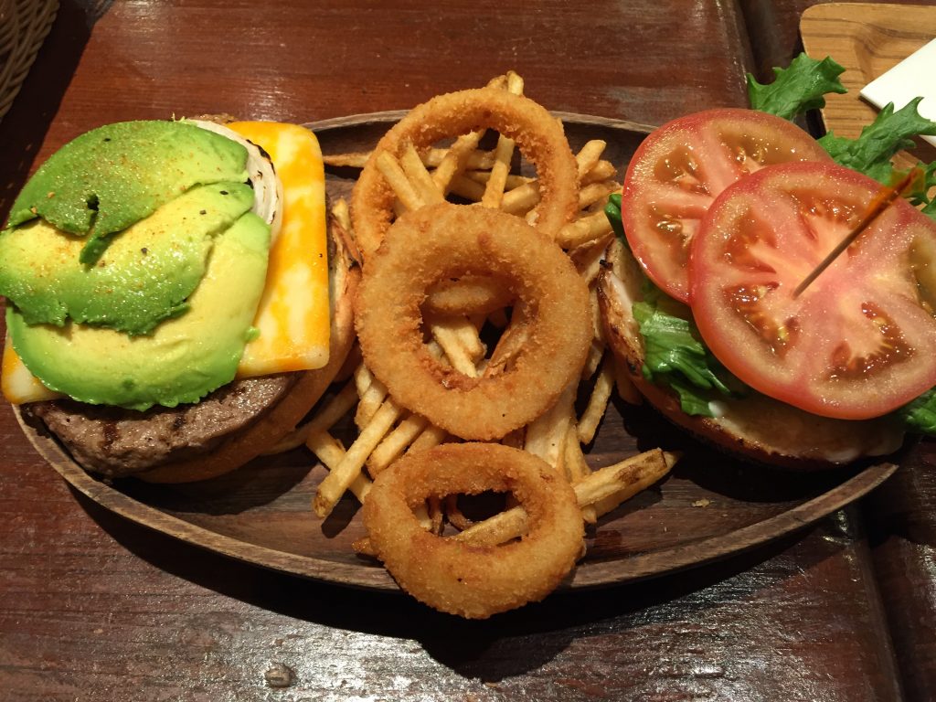 厚切りゴルビージャックアボガドバーガー@クア・アイナ神田駿河台店