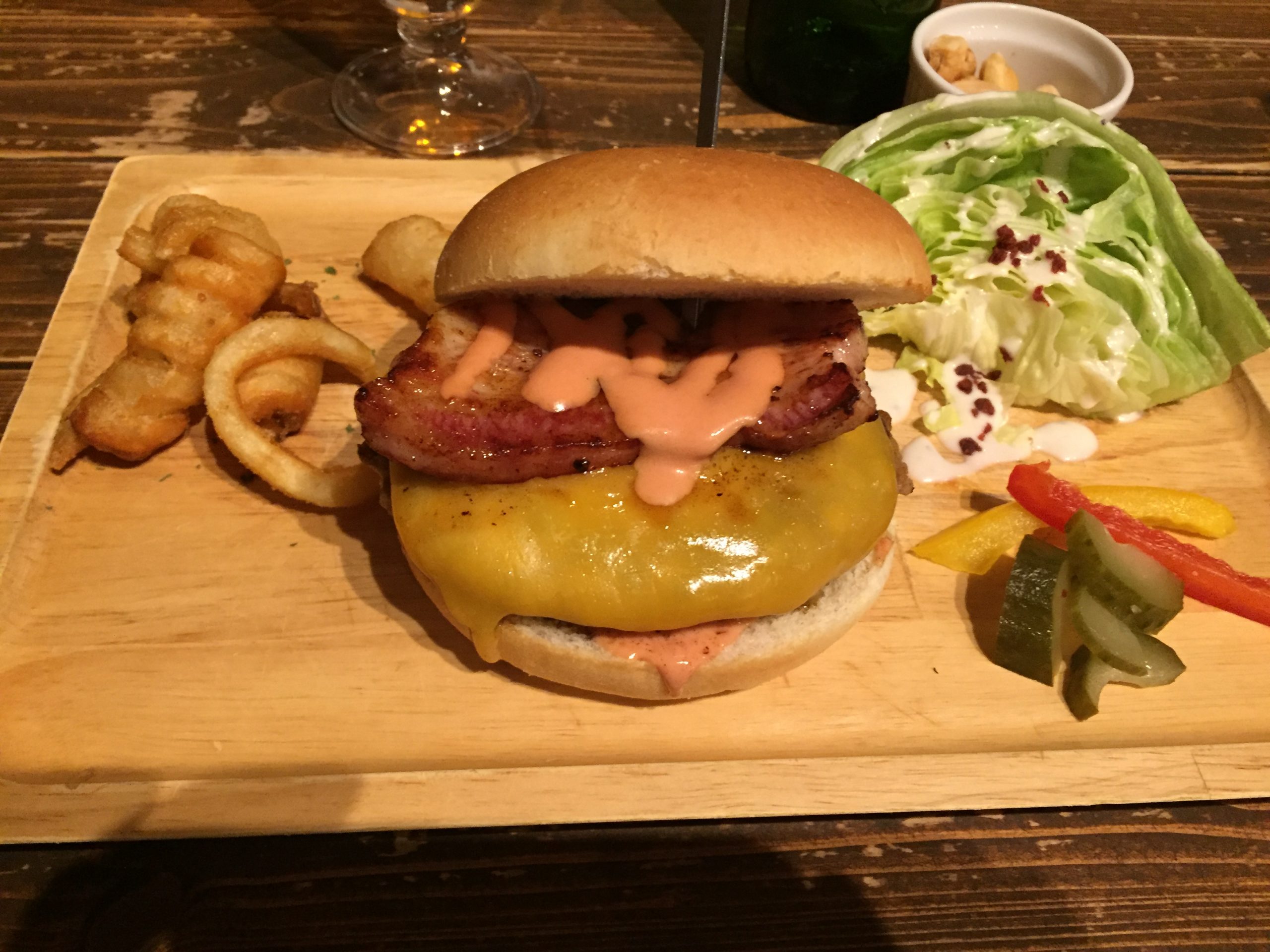 ベーコンチーズバーガー＠オルタナティブカフェ&バーヴァンダリズム 渋谷